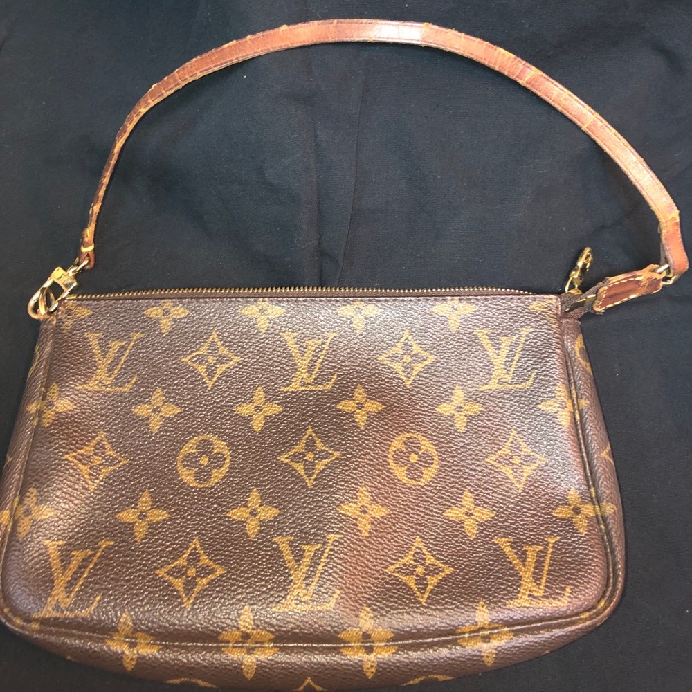 Authentic LV Pochette.. price reflect pics